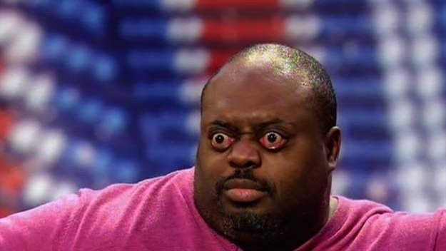 Афроамериканец с выпученными глазами