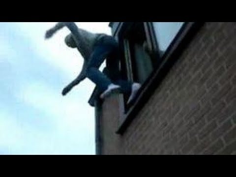 Человек прыгает с окна