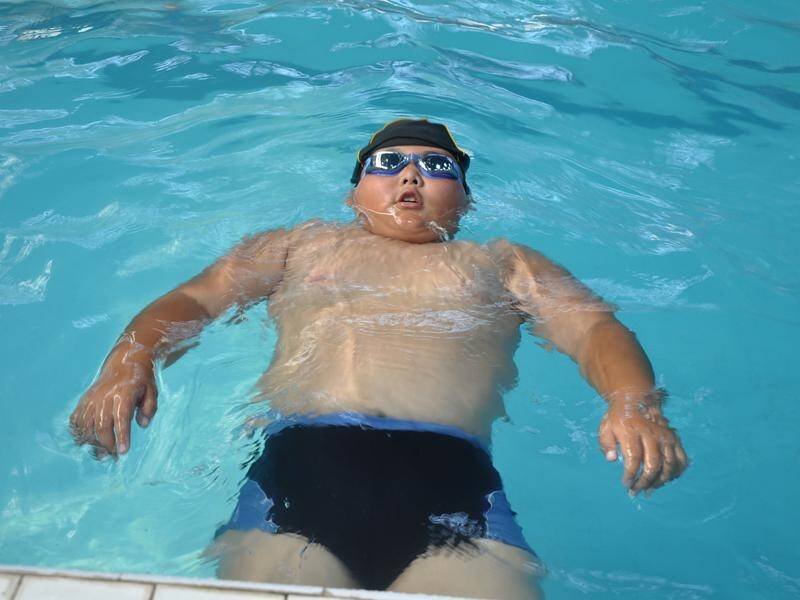 Толстый мужик в бассейне