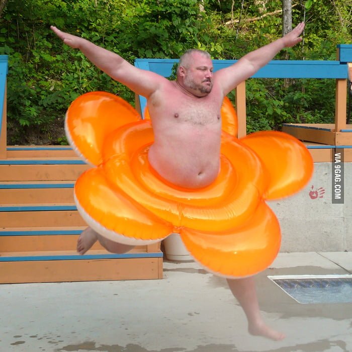Спасательный круг толстый человек