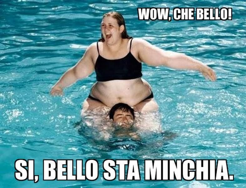 Толстые девушки в бассейне