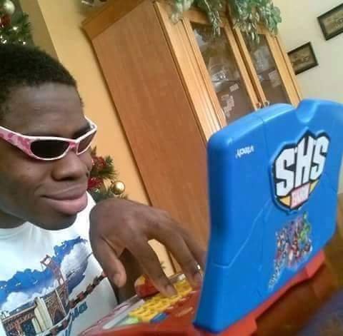 Негр с игрушечным ноутбуком