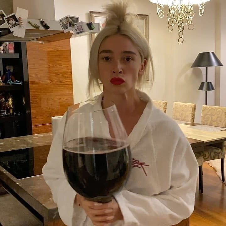 Настя Ивлеева пьет