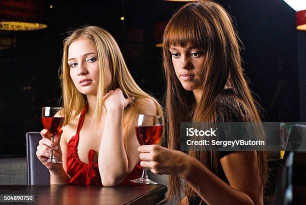 Две девушки с бокалами