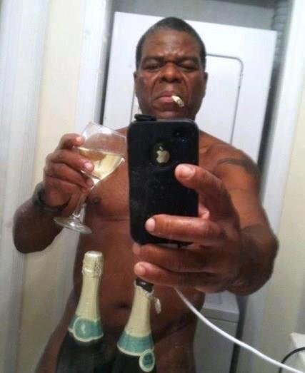 Негр с айфоном