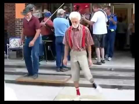 Бабка танцует