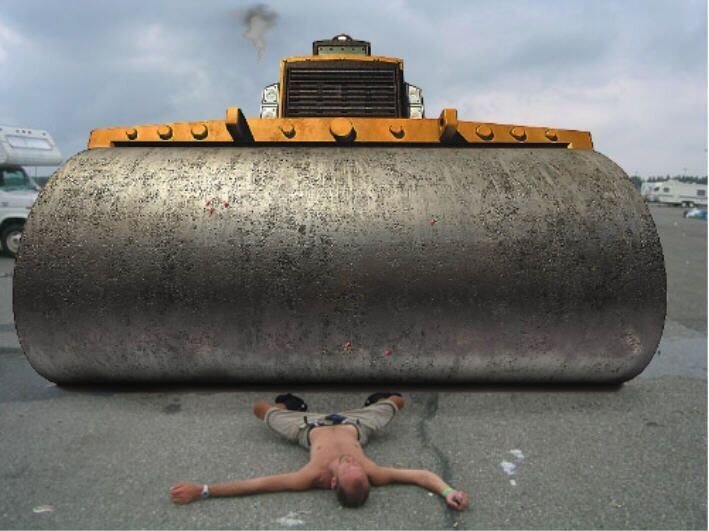 Человек раздавленный катком