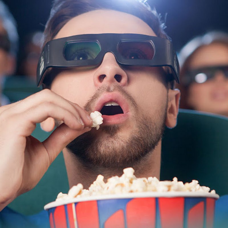 Человек с попкорном