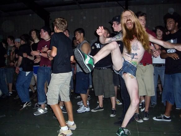 Пьяный танцует