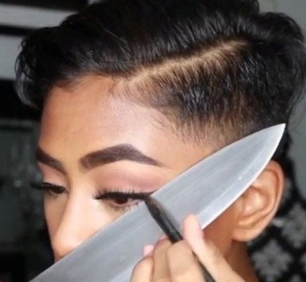 Красит стрелки с помощью ножа