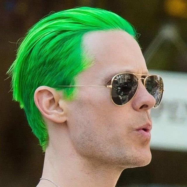 Человек с зелеными волосами