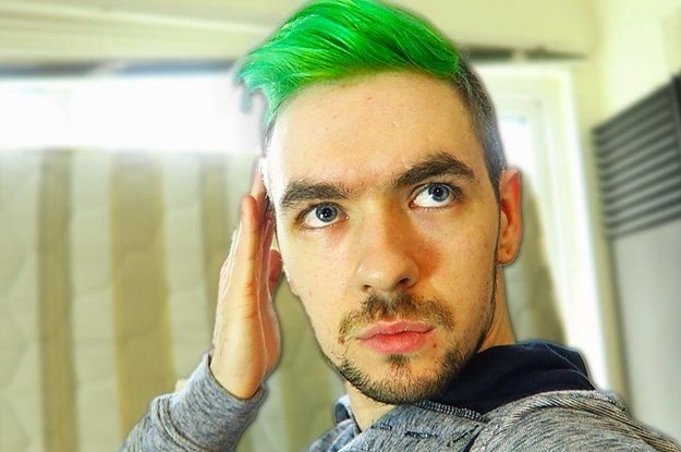 Блоггер с зелеными волосами