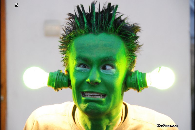 Негр с зелеными волосами