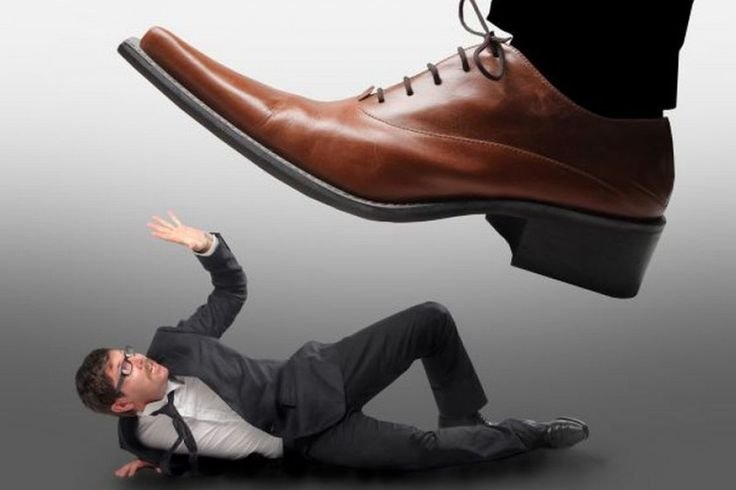 Ботинок наступает на человека