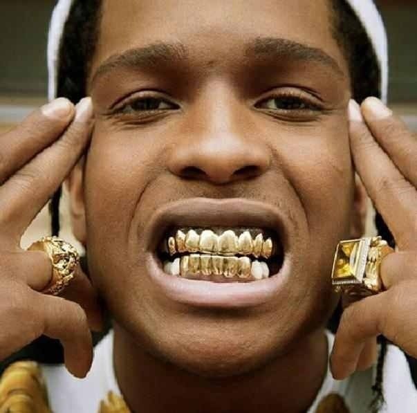 Негр с золотыми зубами