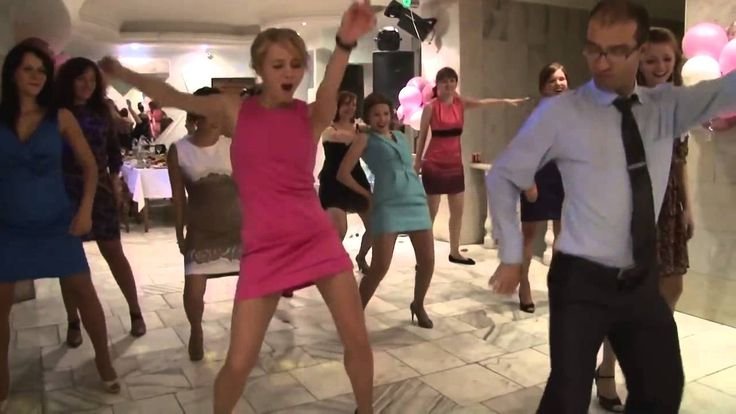 Парень зажигает на свадьбе