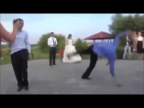 Танцующий мужчина на свадьбе