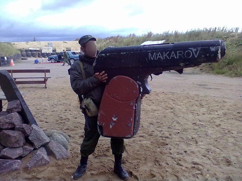 Военный с кучей оружия