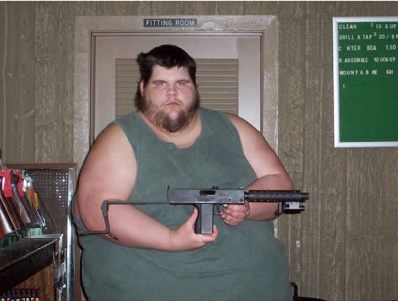 Толстый человек с оружием