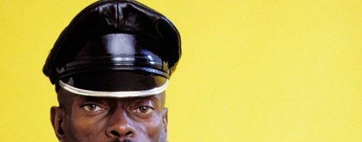 Негр в кепке полицейского