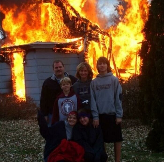 Человек на фоне горящего дома