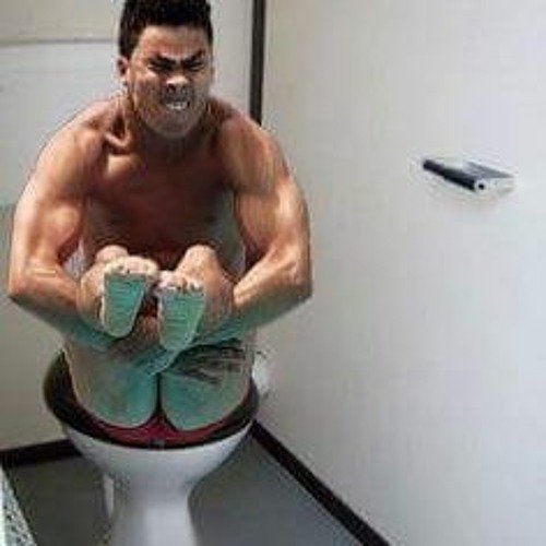 Человек тужится