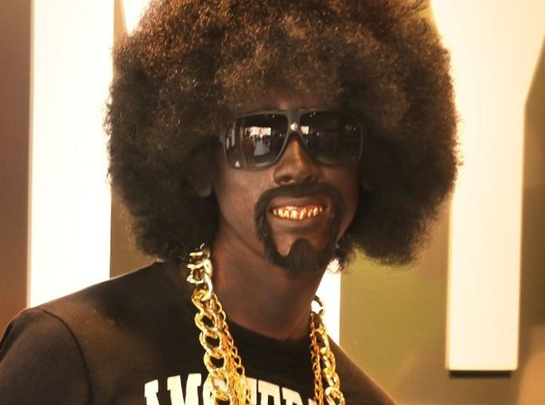 Негр в золотых цепях