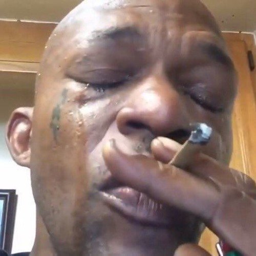 Афроамериканец плачет