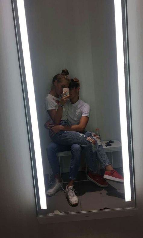 Пары перед зеркалом