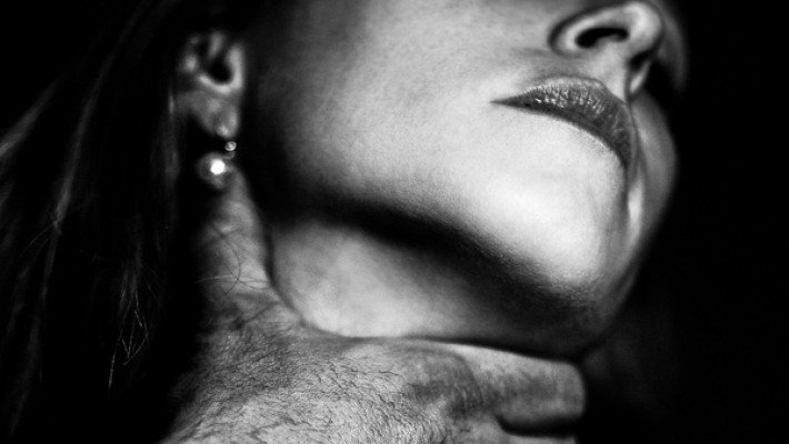 Мужская рука на женской шее