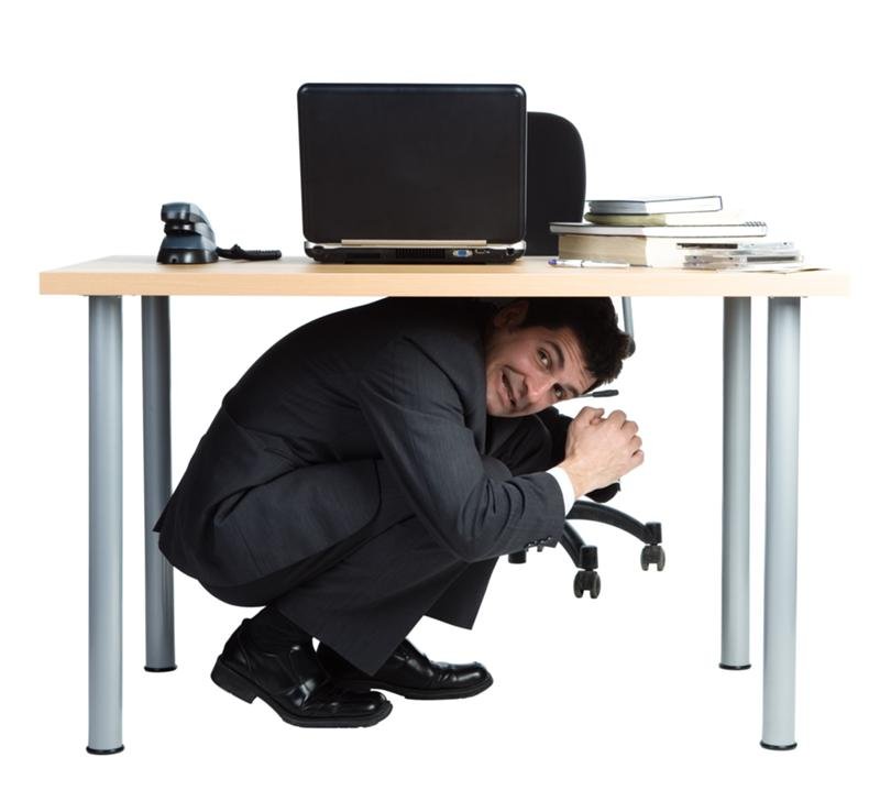 Человек сидит под столом