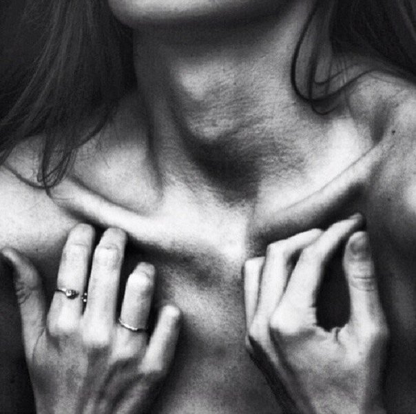 Рука на шее у девушки