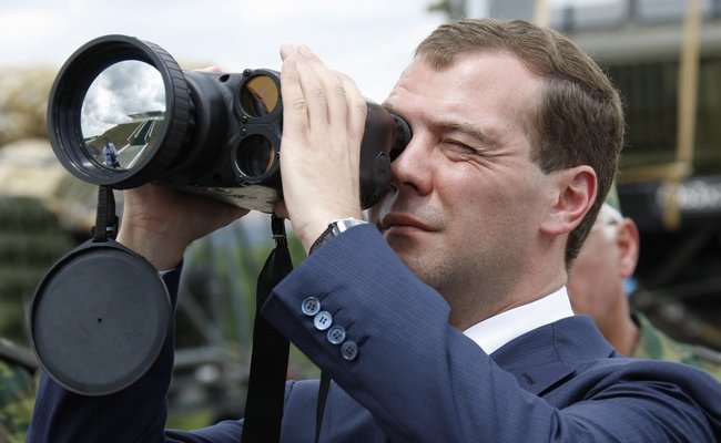 Дмитрий Медведев бинокль