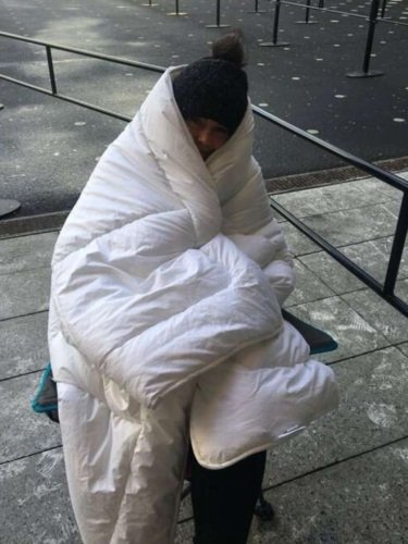 Девушка в одеяле