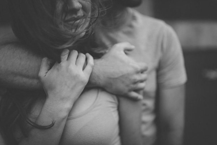 Объятия сзади