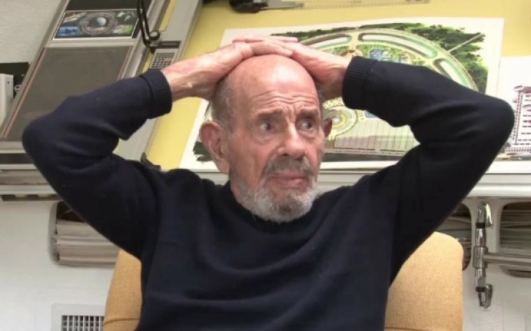 Жак Фреско с руками на голове