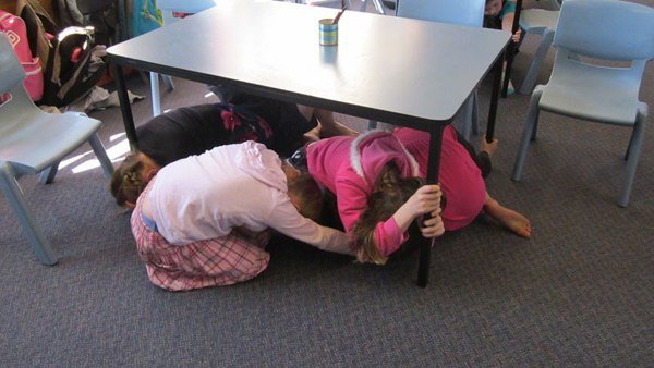 Человек лежит под столом