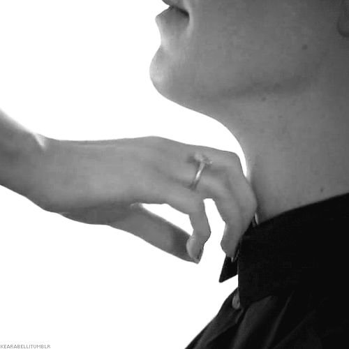 Мужская рука на женской шее