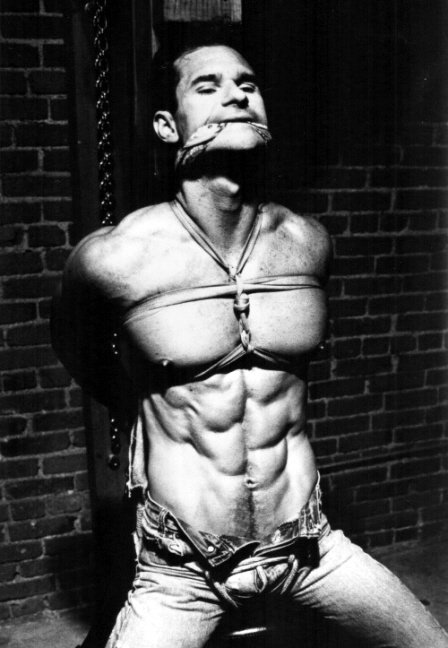 Связанные парни