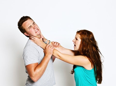 Женщина вцепилась в мужчину