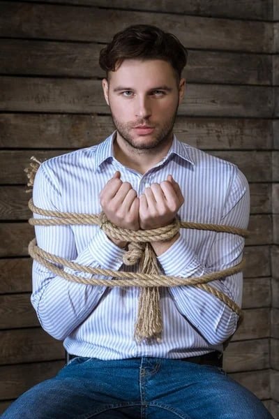 Связанный человек