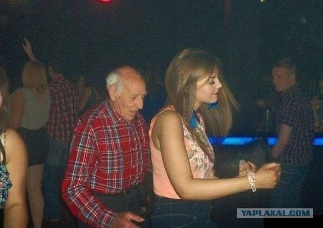 Старики в клубе