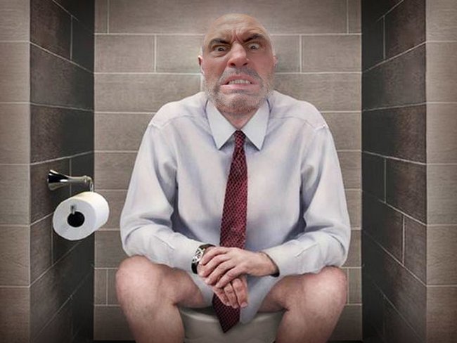 Чел сидит на туалете