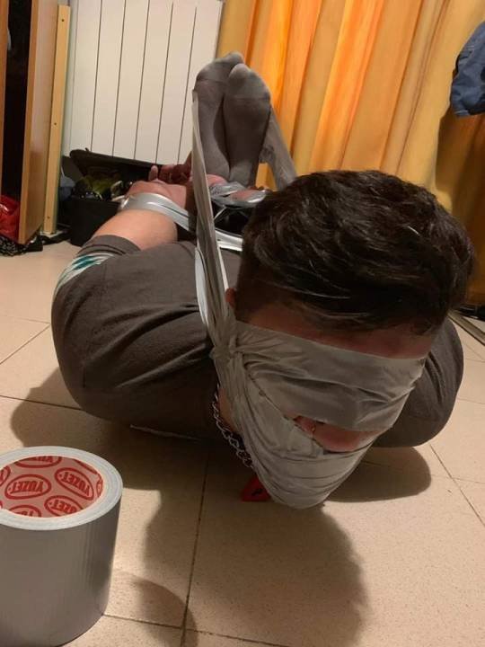 Связанные парни пленкой