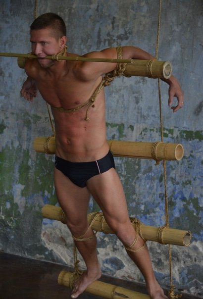 Связанные парни