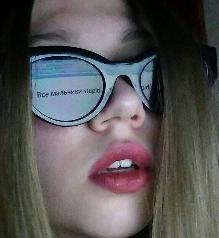 Отражение в очках девушки