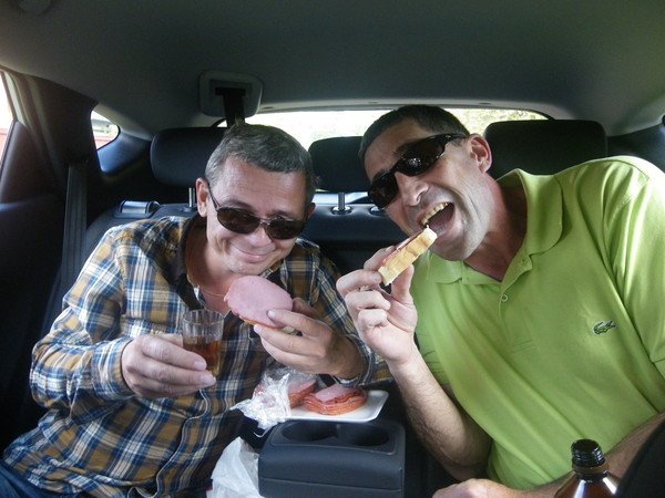 Пьют в машине