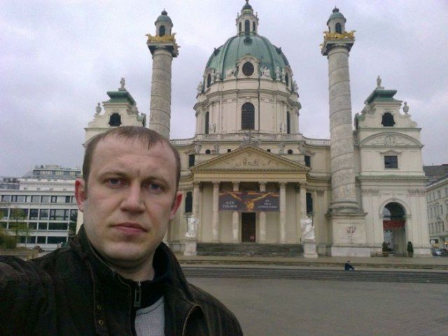 Мужчина с каменным лицом