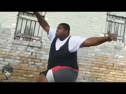 Негр танцует