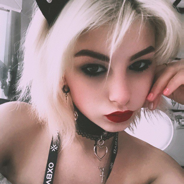 Гот и девушка в розовом